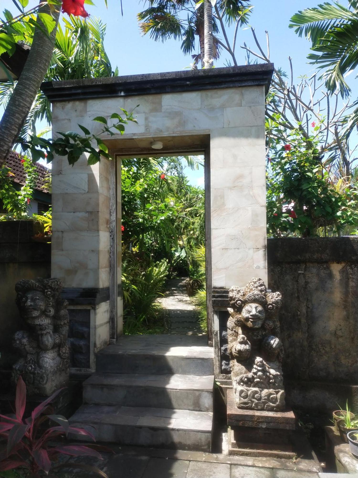 Comeback Guesthouse Canggu Exteriör bild